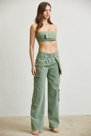 SET TOP CON ADORNO HEBILLA Y PANTALÓN CARGO